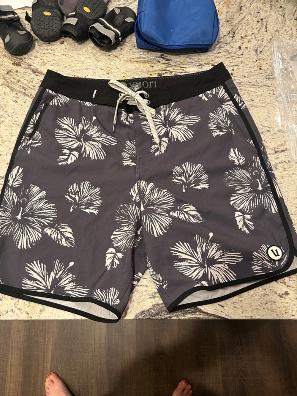 Vuori size 30 Gray Floral Cruise Swim surf Board Shorts